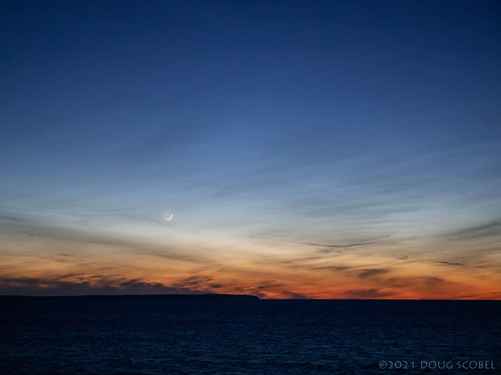 La Luna creciente captada sobre el Lago Míchigan, Estados Unidos