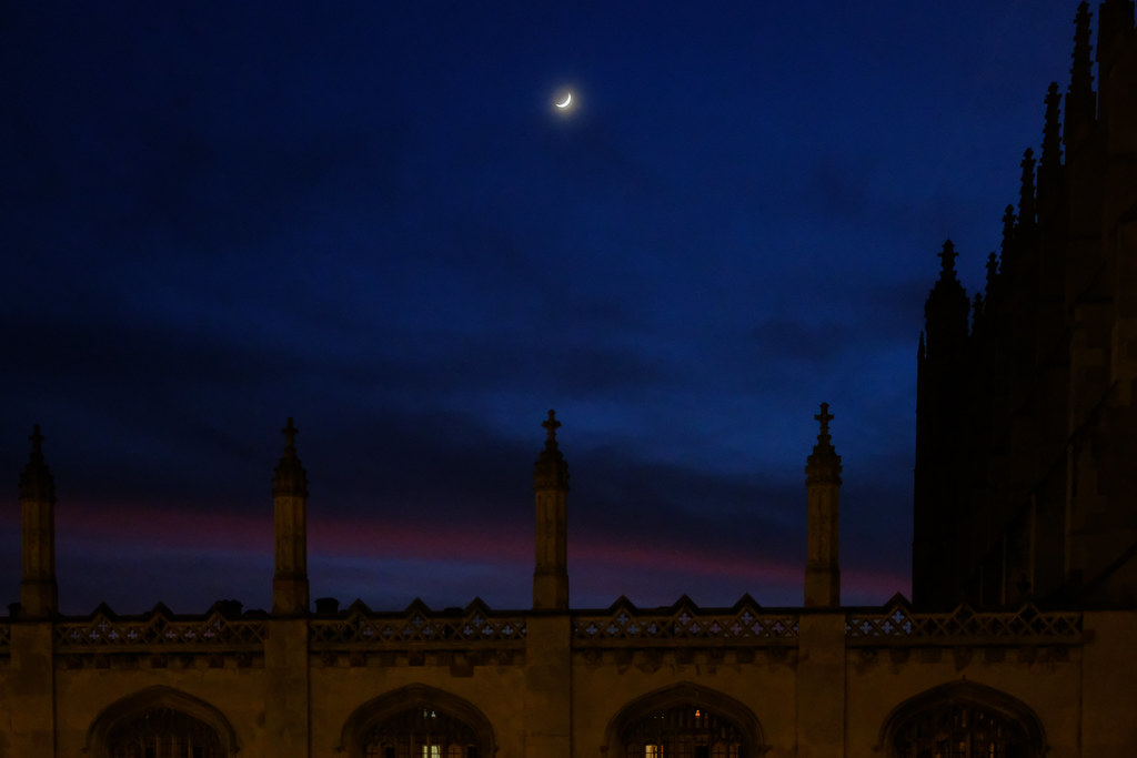 La Luna creciente fotografiada desde Cambridge, Inglaterra