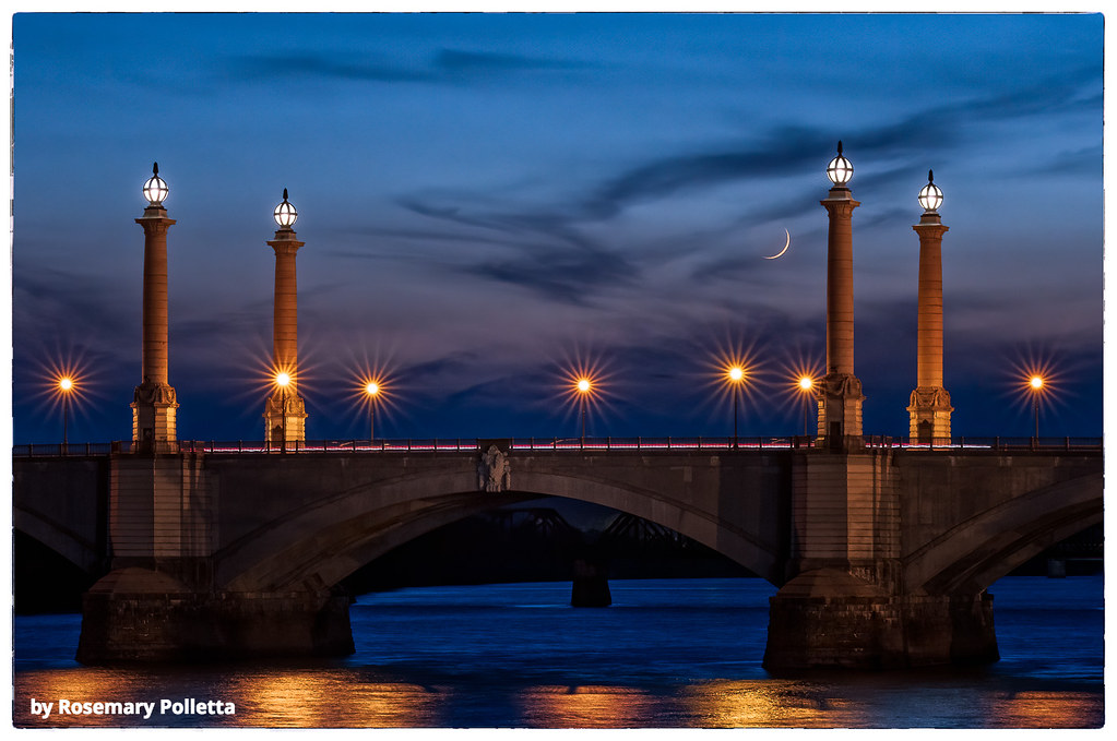 La Luna creciente fotografiada desde Springfield, Massachusetts