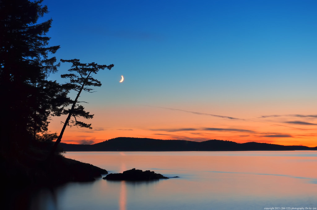 La Luna creciente fotografiada desde Sunset Beach, Washington