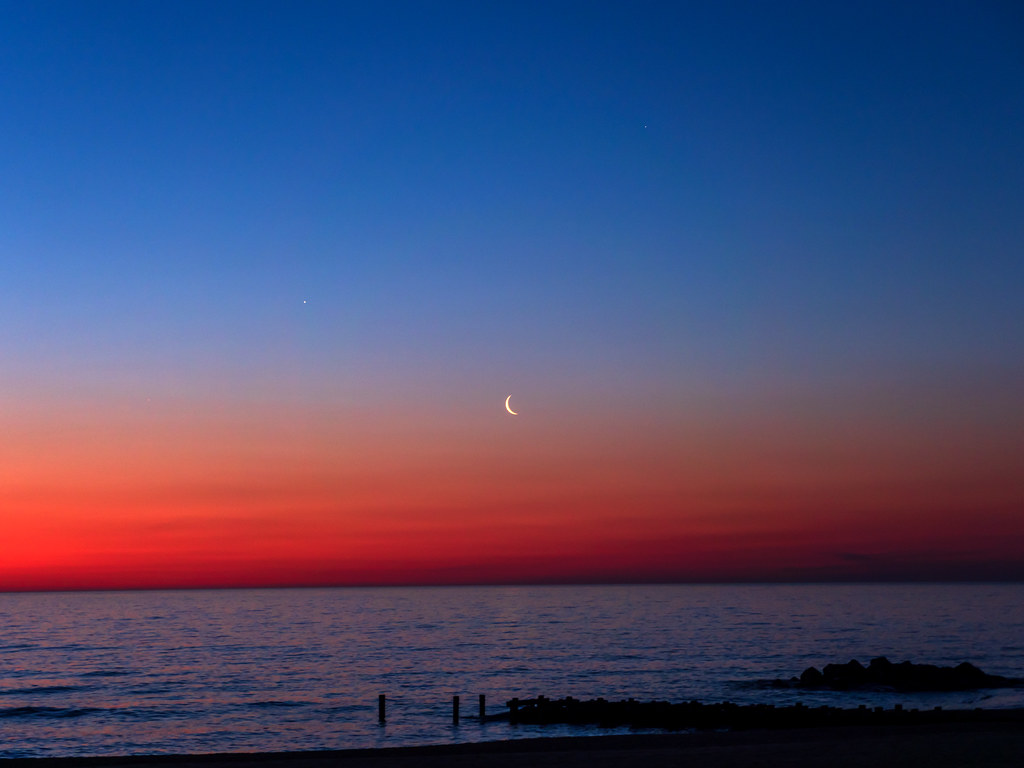 La Luna menguante captada al amanecer en Long Branch, Nueva Jersey