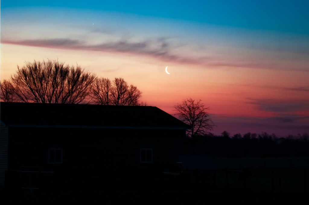 La Luna menguante captada al amanecer en Ohio, Estados Unidos