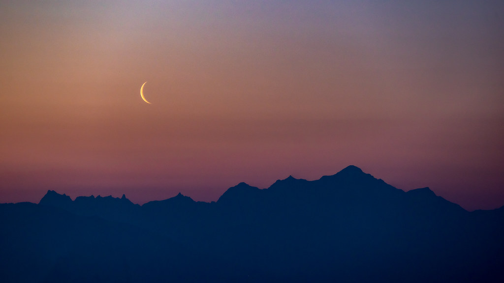 La Luna menguante captada sobre los Alpes franceses