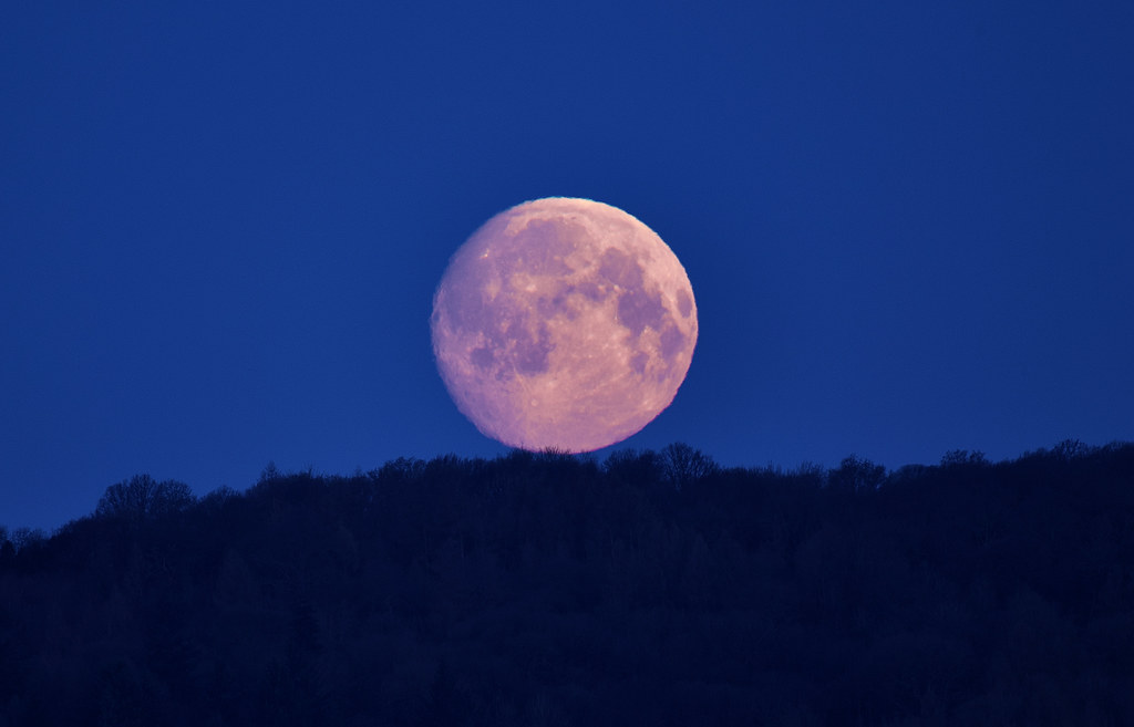 La puesta de la Luna captada desde Brockham, Inglaterra