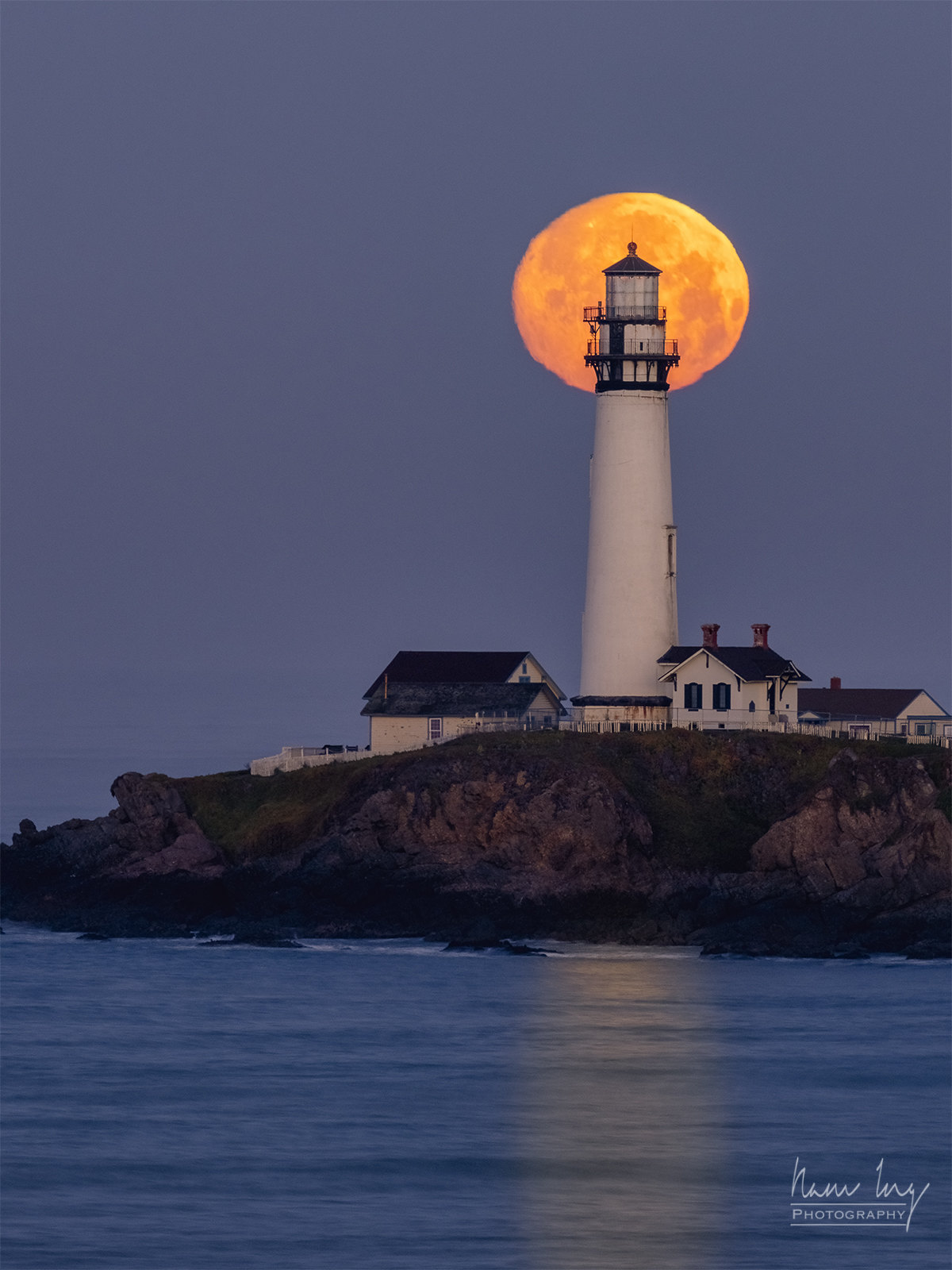 La puesta de la Luna captada desde Half Moon Bay, California