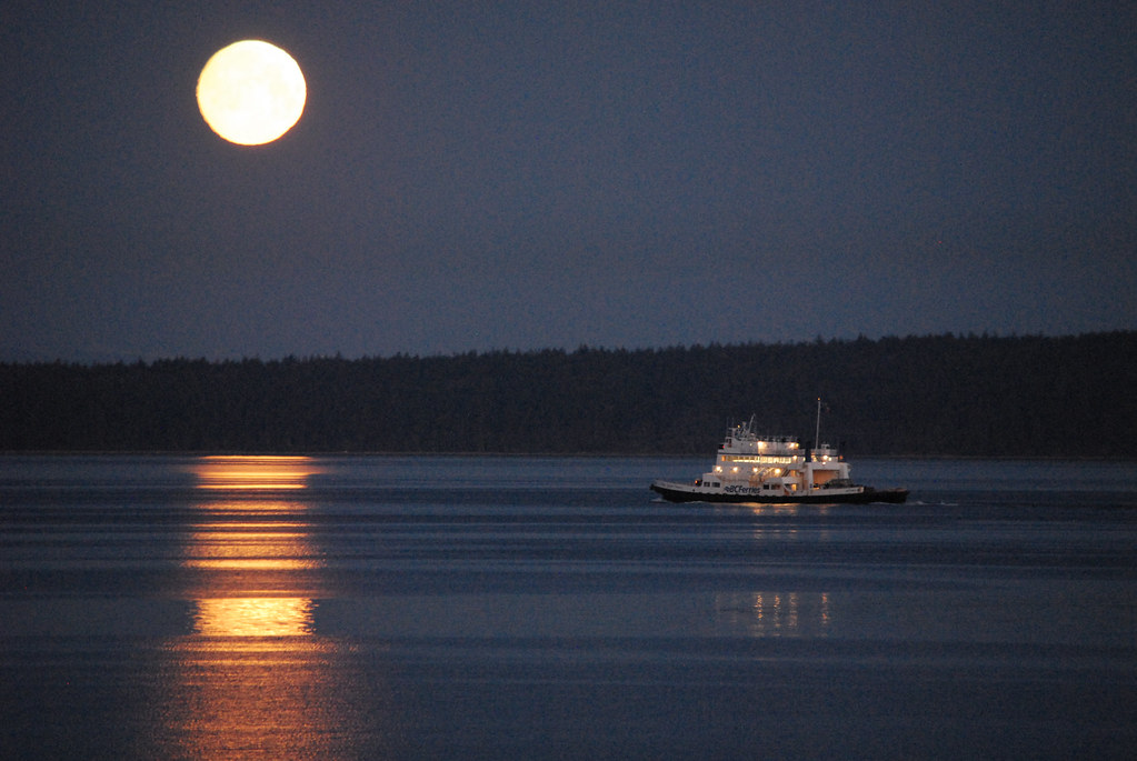 La puesta de la Luna fotografiada desde la Columbia Británica, Canadá