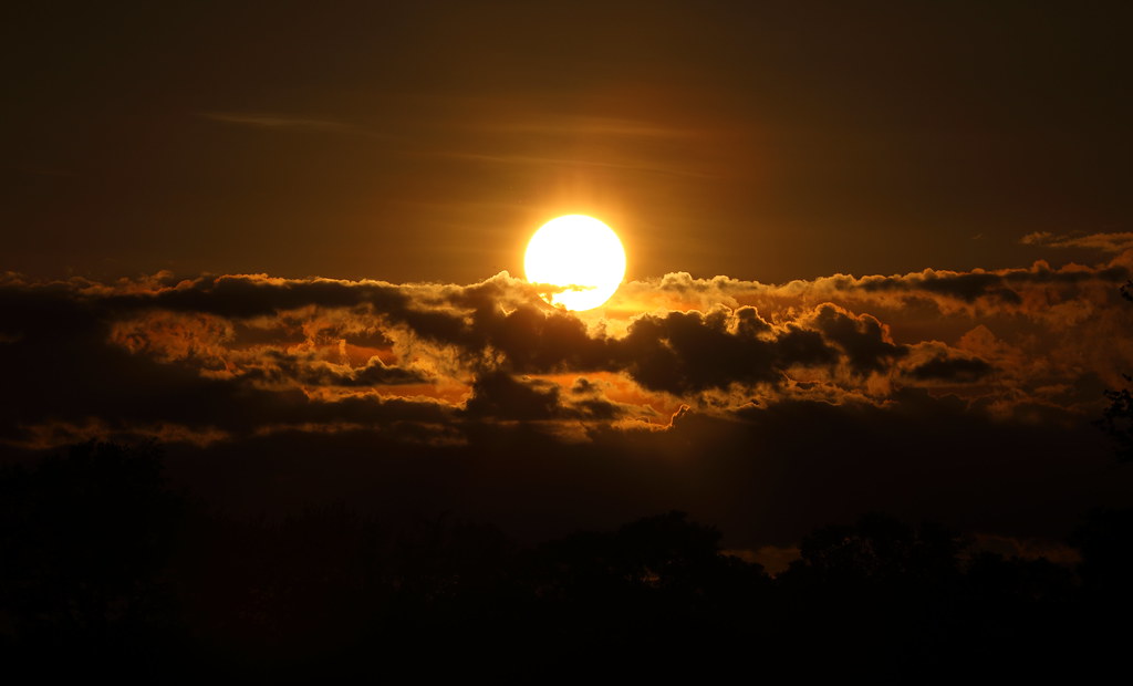 La puesta de Sol fotografiada desde el Parque Nacional Kruger, Sudáfrica