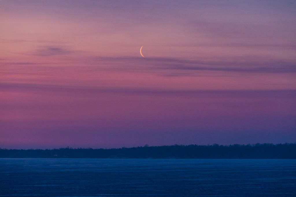 La salida de la Luna captada desde Belleville, Canadá