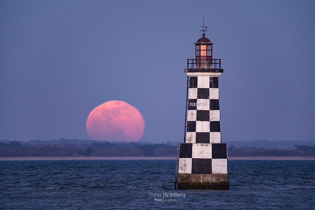 La salida de la Luna captada desde la península de Kermorvan, Francia