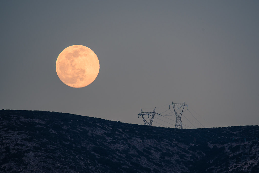 La salida de la Luna captada desde Ymittos, Grecia