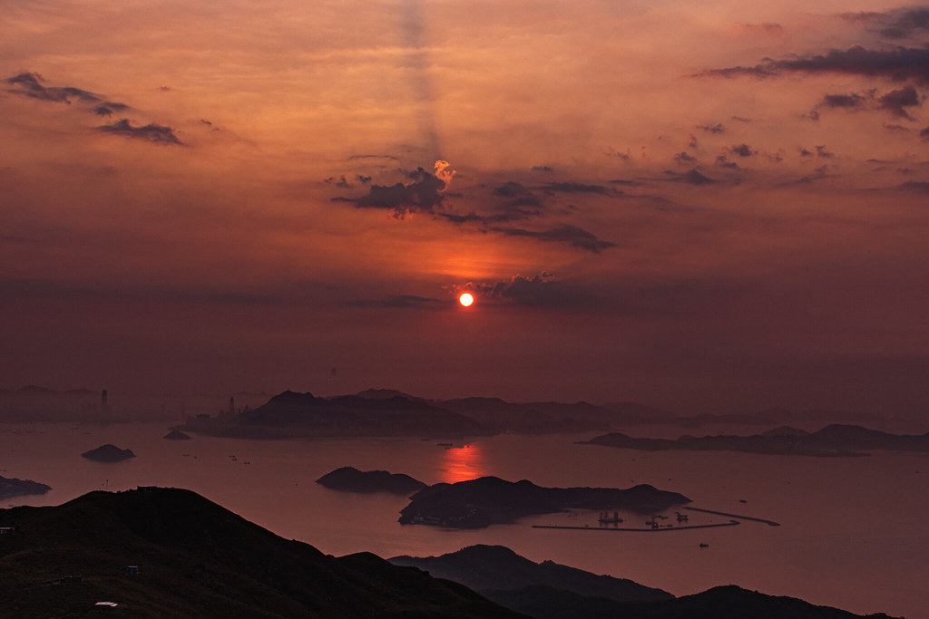 La salida del Sol fotografiada desde Hong Kong