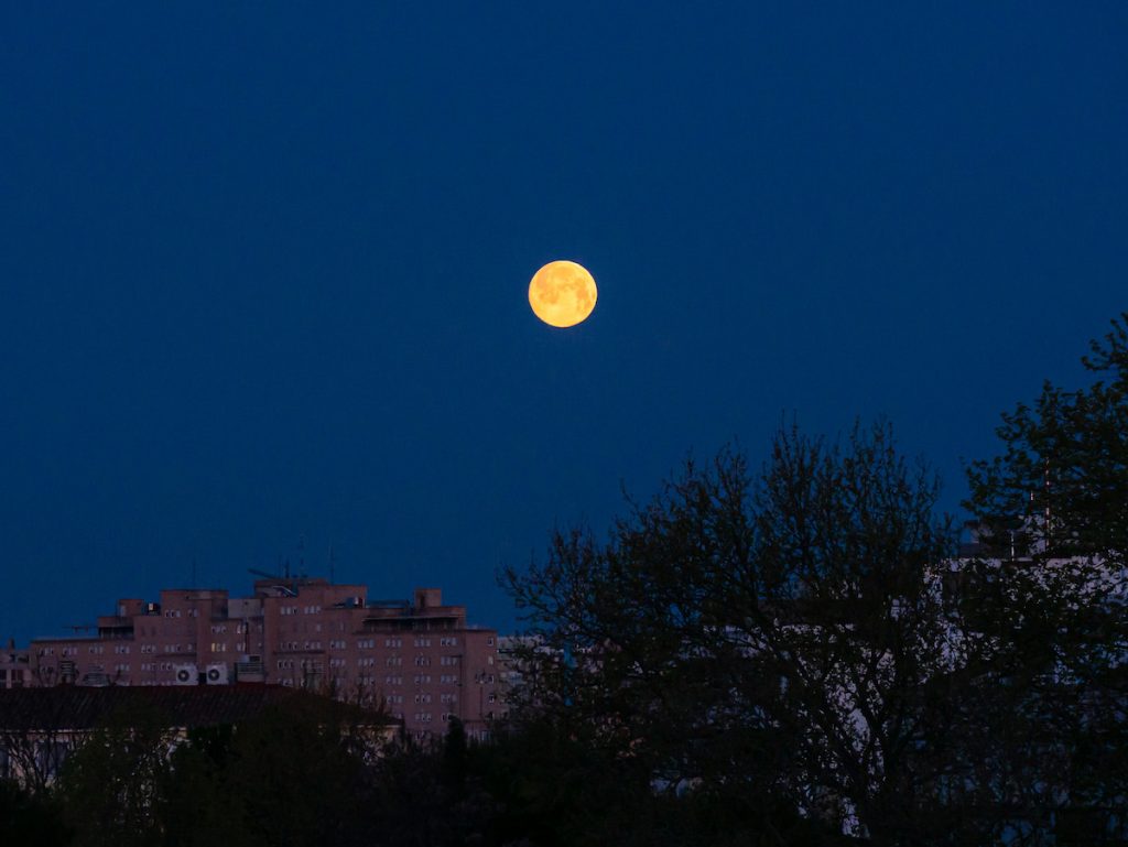 Fotos de la puesta de la Luna tomadas desde Zaragoza, España