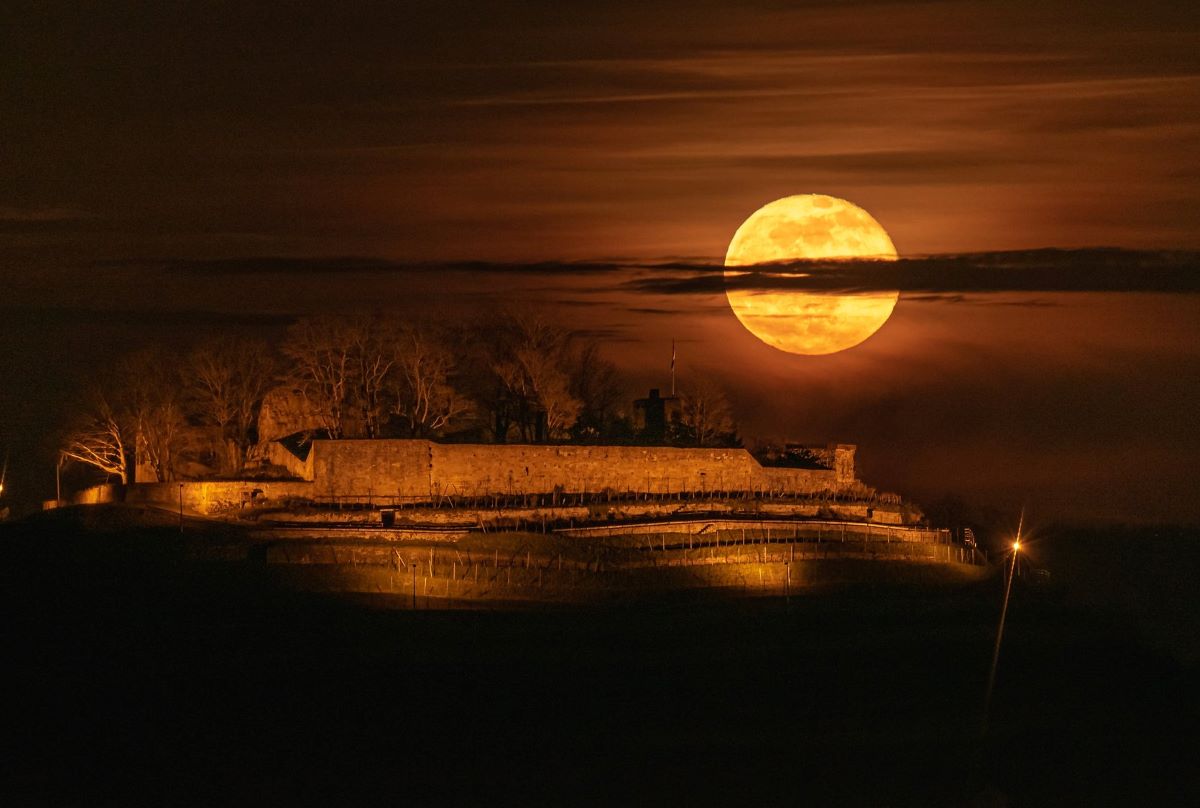 Foto de la Luna y las ruinas del Castillo Weibertreu (Weinsberg, Alemania)
