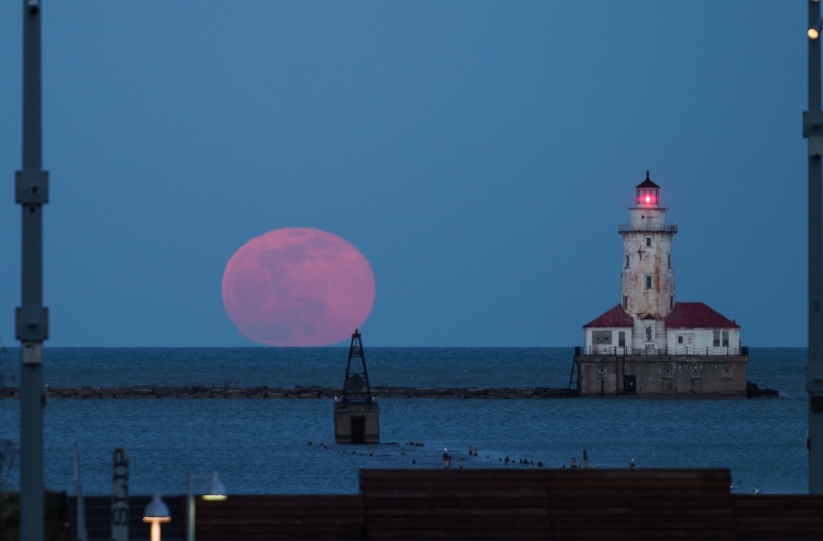 La salida de la Luna captada desde Chicago, Illinois