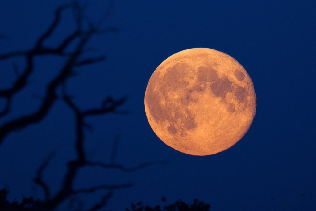 La superluna rosa será visible la noche del 26-27 de abril