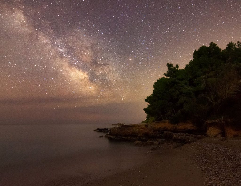 La Vía Láctea captada sobre el Mar de Mirtos, Grecia