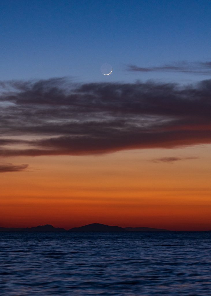 La Luna creciente fotografiada desde el puerto de Patras, Grecia