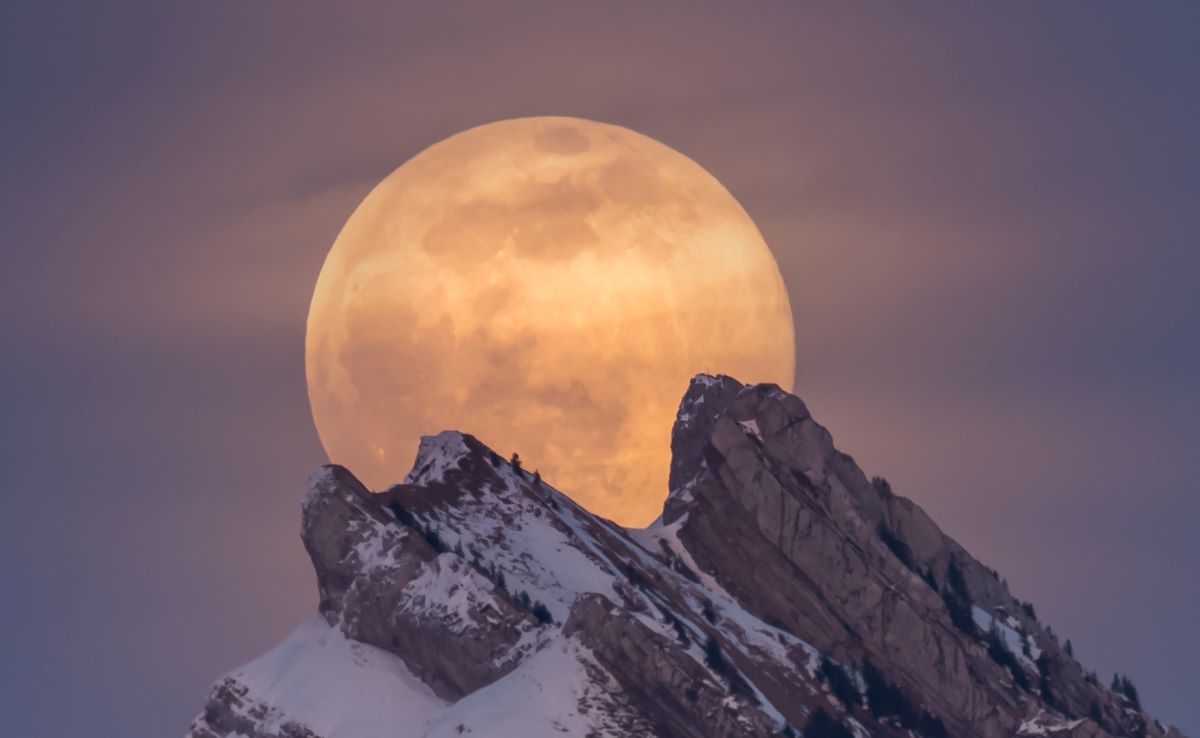 Foto de la Luna y la montaña Chöpfenberg (Suiza)
