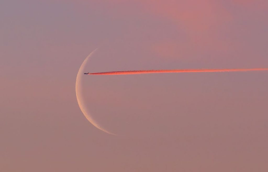 La Luna y un avión fotografiados desde el Bronx, Nueva York