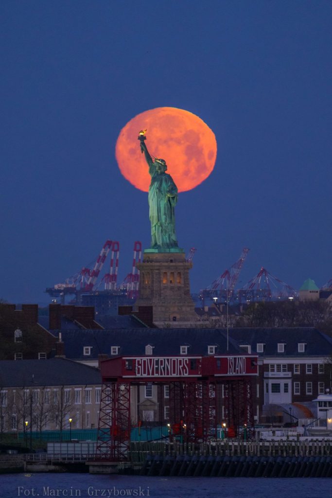 La puesta de la Luna fotografiada desde Nueva York, Estados Unidos