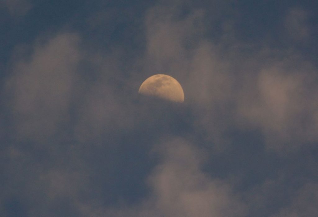 Foto de la Luna tomada al atardecer en Yunquera, Málaga