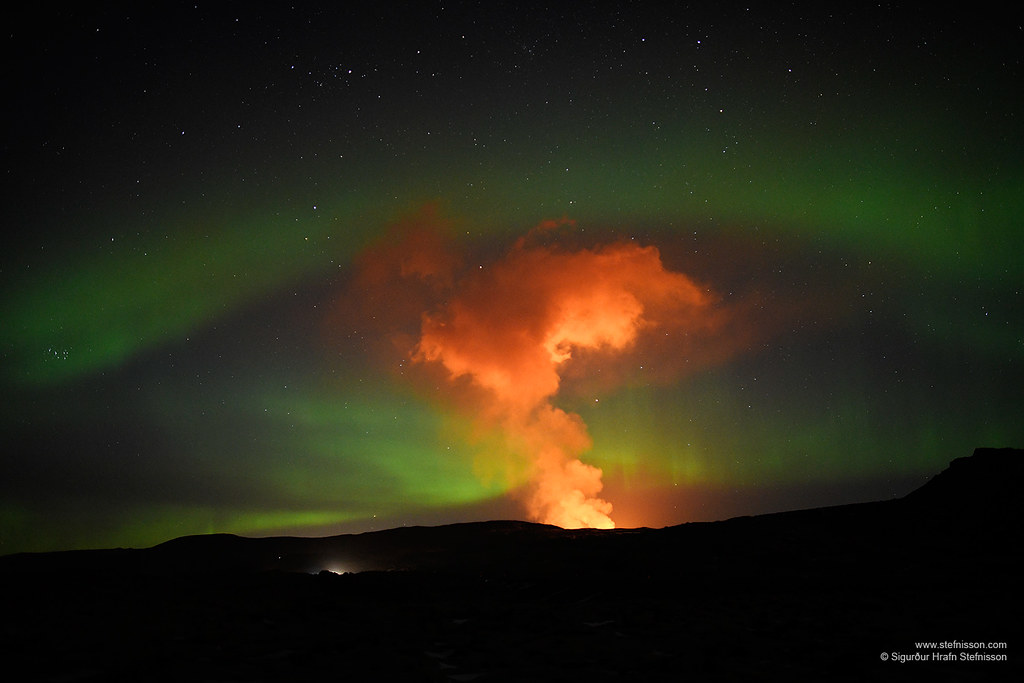 Auroras boreales y el volcán Fagradalsfjall en Geldingadalir, Islandia
