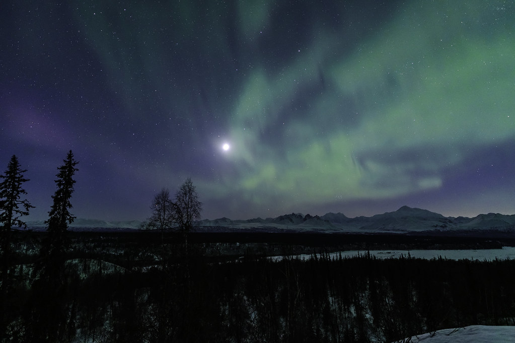 Auroras boreales y la Luna captadas desde Alaska
