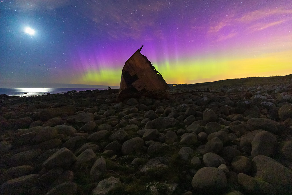 Auroras boreales y la Luna captadas desde Rogaland, Noruega