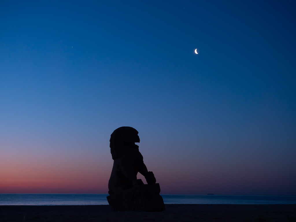 Foto de la Luna captada al amanecer en Long Branch, Nueva Jersey