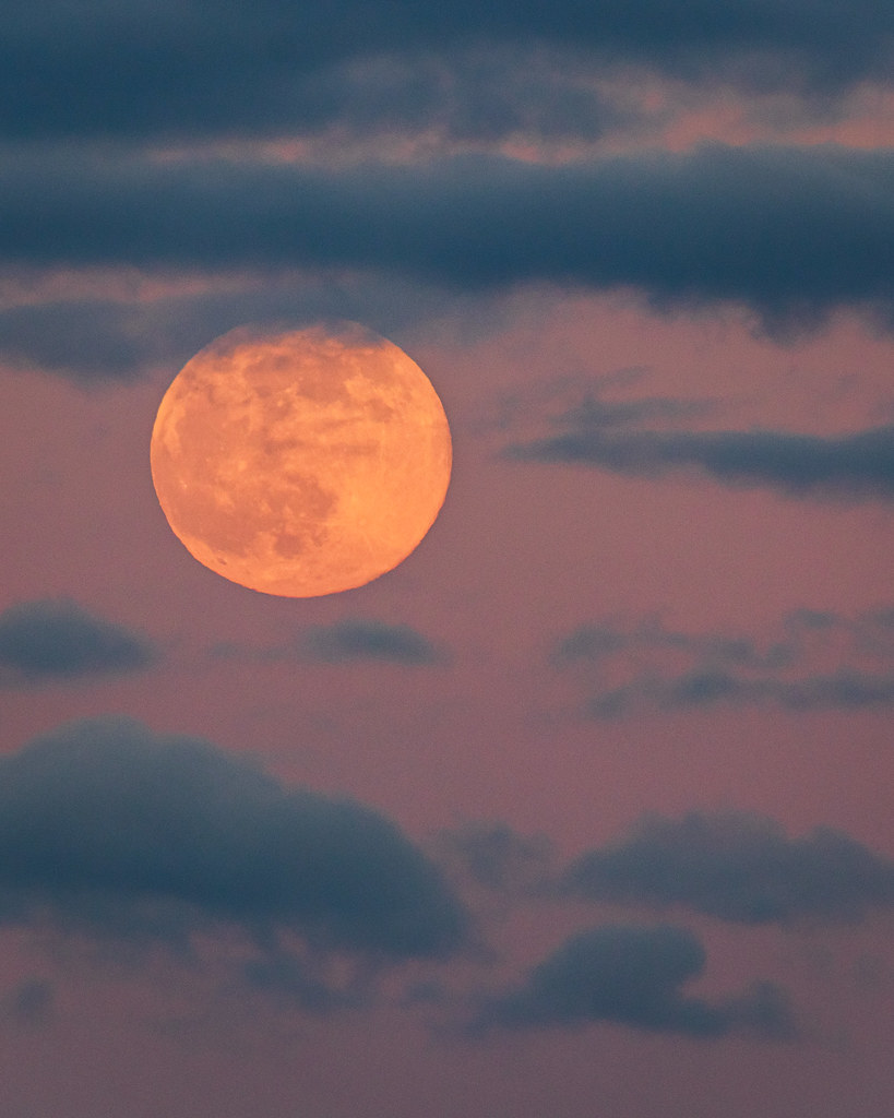 Foto de la Luna tomada al atardecer en Ruovesi, Finlandia