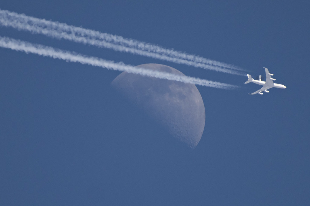 Foto de la Luna y un avión tomada desde Geilenkirchen, Alemania