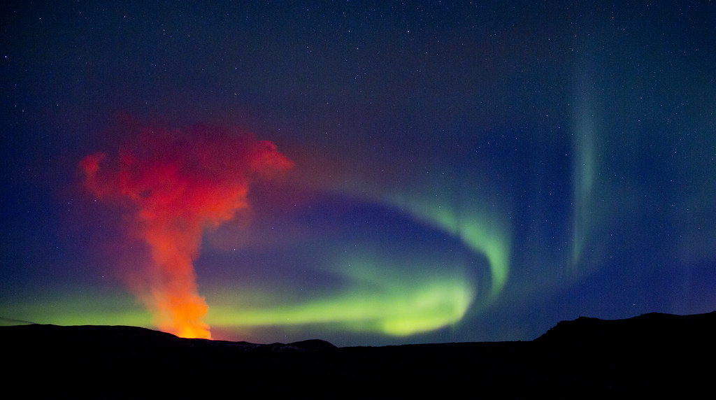 Fotografía de auroras boreales y el volcán Geldingadalir (Islandia)
