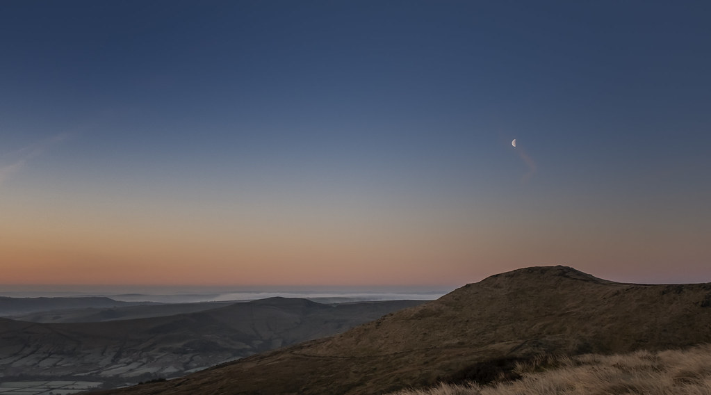Fotografía de la Luna menguante captada desde Edale, Inglaterra
