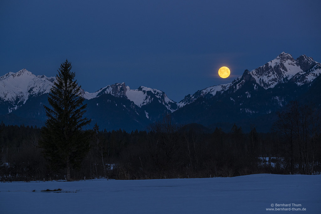 La Luna captada sobre los Alpes de Ammergau, Alemania