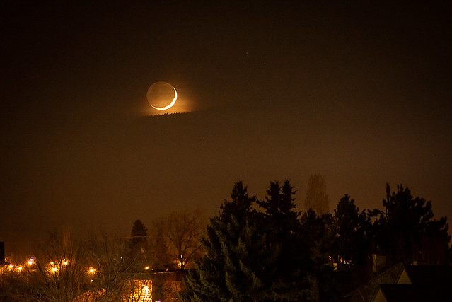 La Luna creciente captada desde Nicola Valley, Columbia Británica