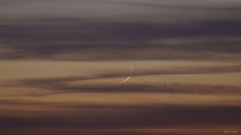 La Luna creciente fotografiada al anochecer en Omsk, Rusia
