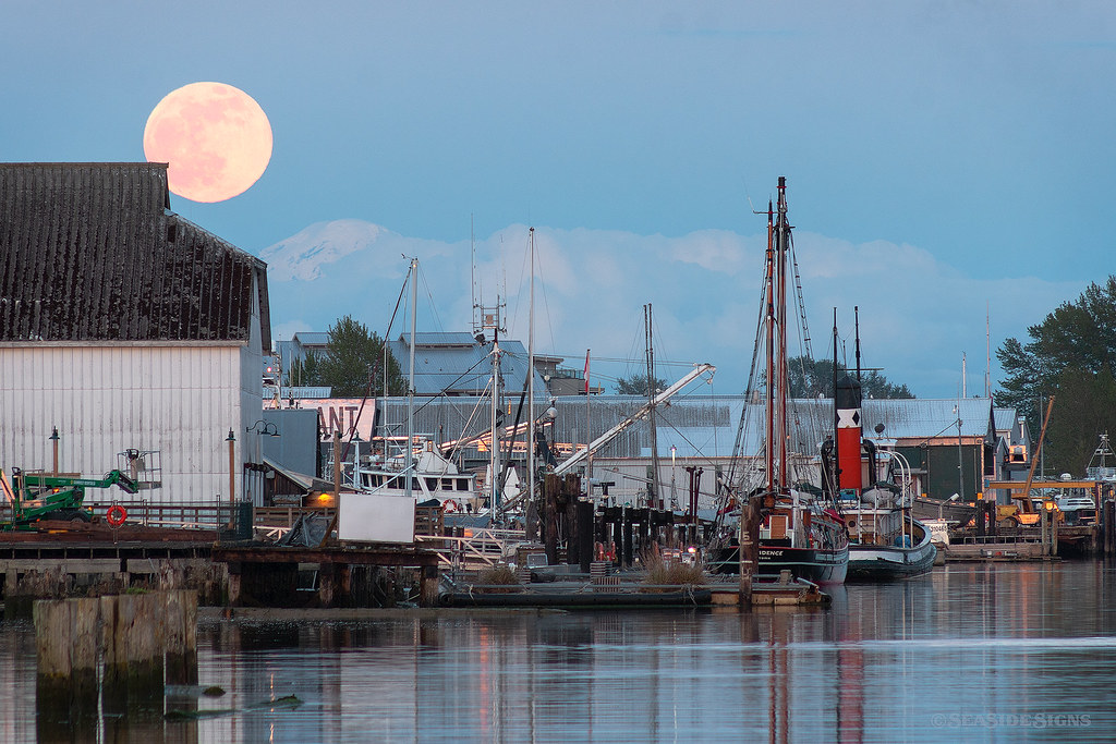 La Luna fotografiada al atardecer en Richmond, Columbia Británica
