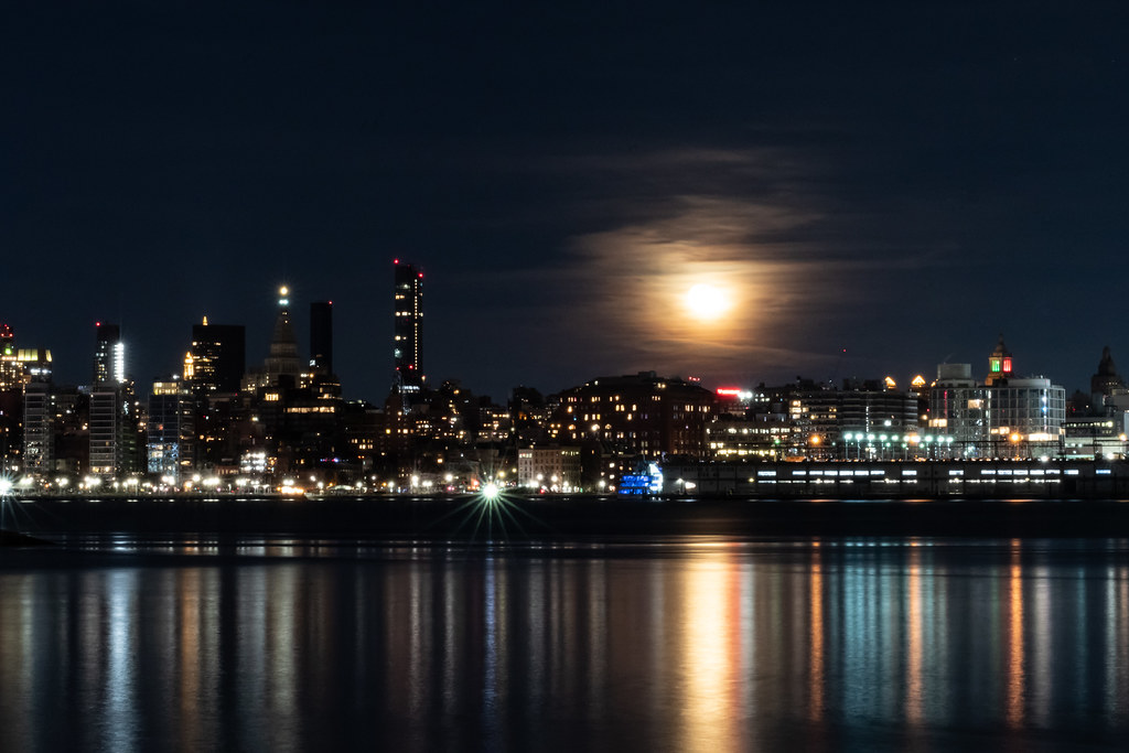 La Luna fotografiada sobre Manhattan, Nueva York