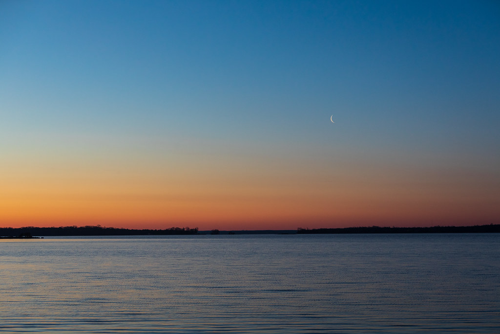 La Luna menguante captada al amanecer en Belleville, Ontario