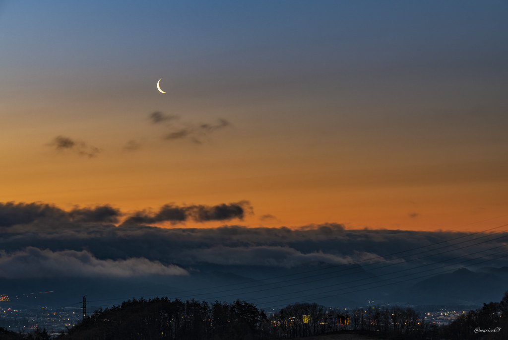 La Luna menguante captada al amanecer en Nagano, Japón