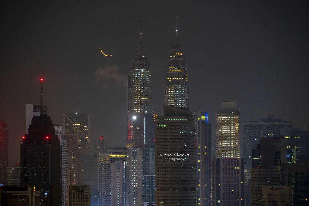 La Luna menguante fotografiada desde Kuala Lumpur, Malasia