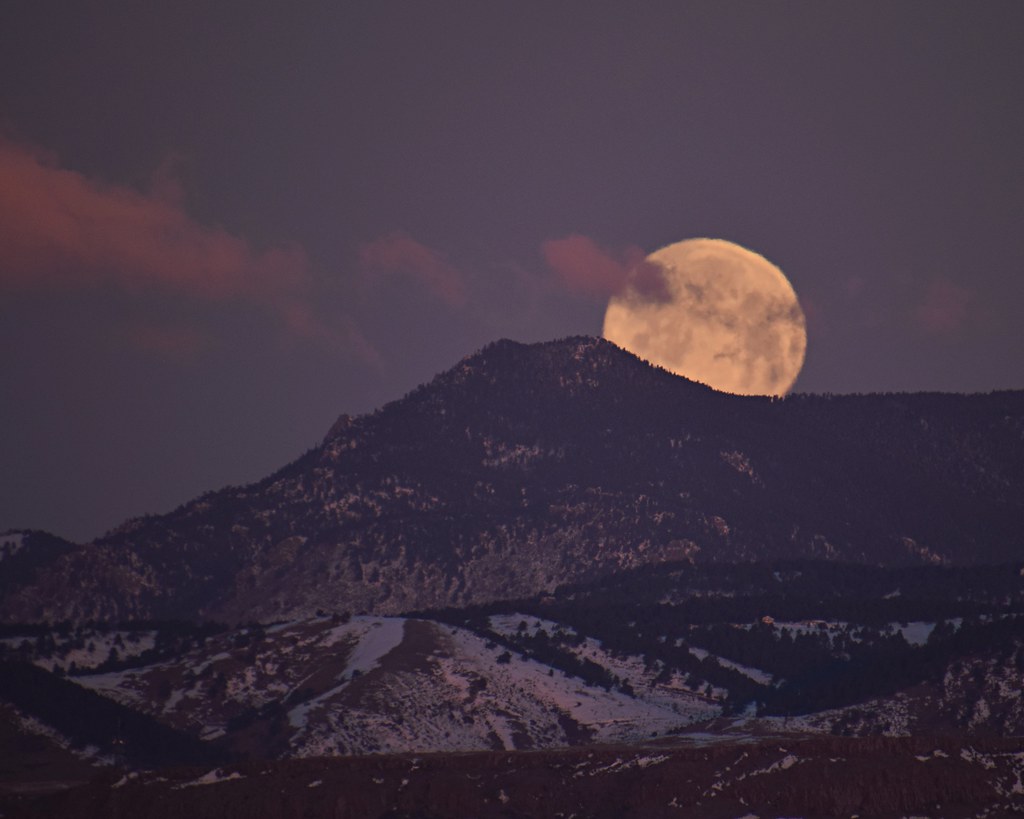 La puesta de la Luna captada desde Denver, Colorado