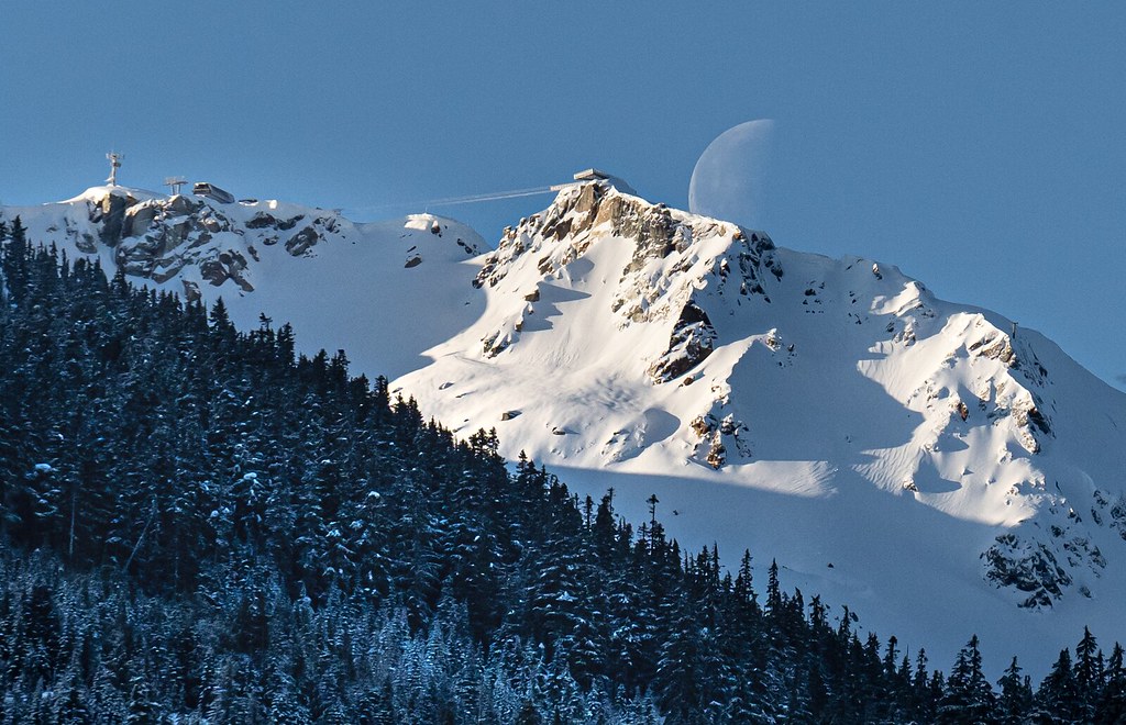 La puesta de la Luna captada desde la Columbia Británica