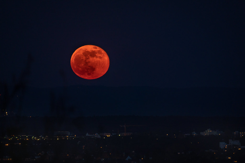 La salida de la Luna captada desde Frankfurt, Alemania