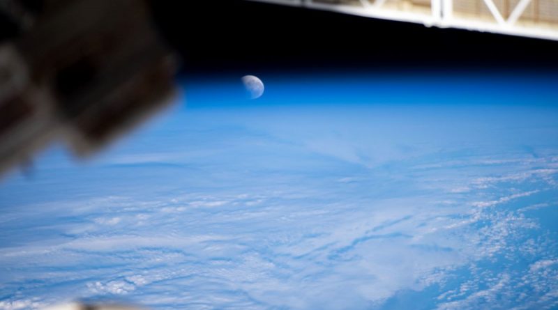 El eclipse lunar, fase parcial, fotografiado desde la ISS