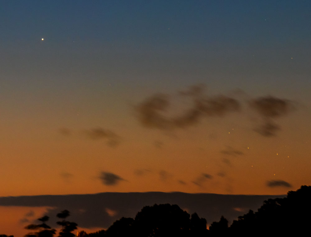 Mercurio y las Pléyades captados al anochecer en Greenbelt, Maryland