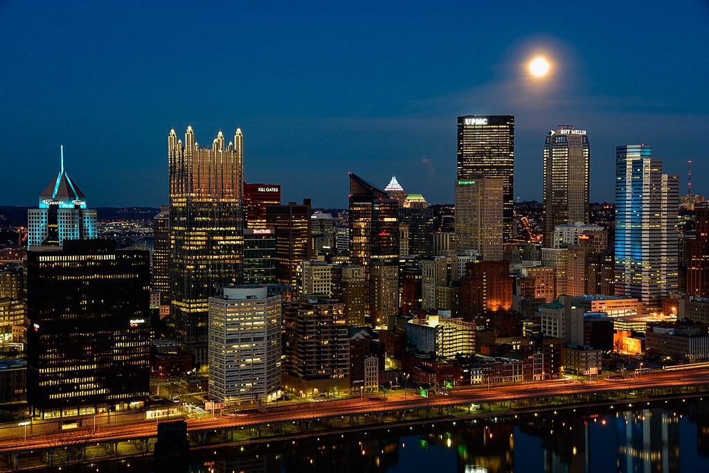 Foto de la Luna captada sobre Pittsburgh, Pennsylvania
