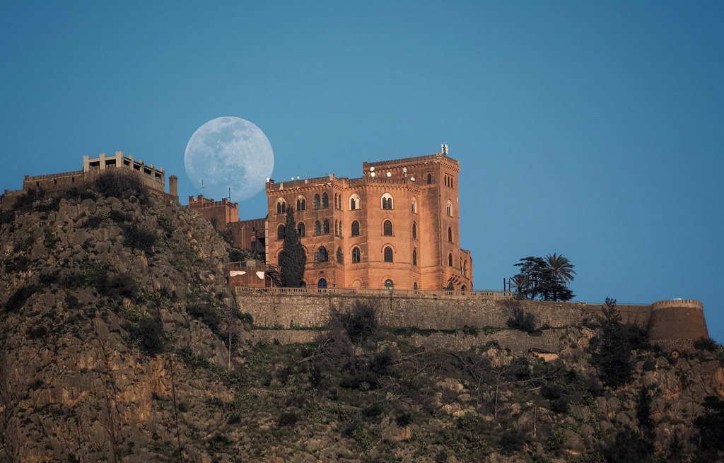 Foto de la Luna y el Castillo de Utveggio (Palermo, Italia)