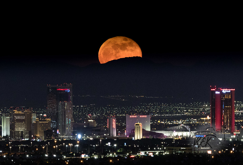 Foto de la salida de la Luna tomada desde Las Vegas, Nevada