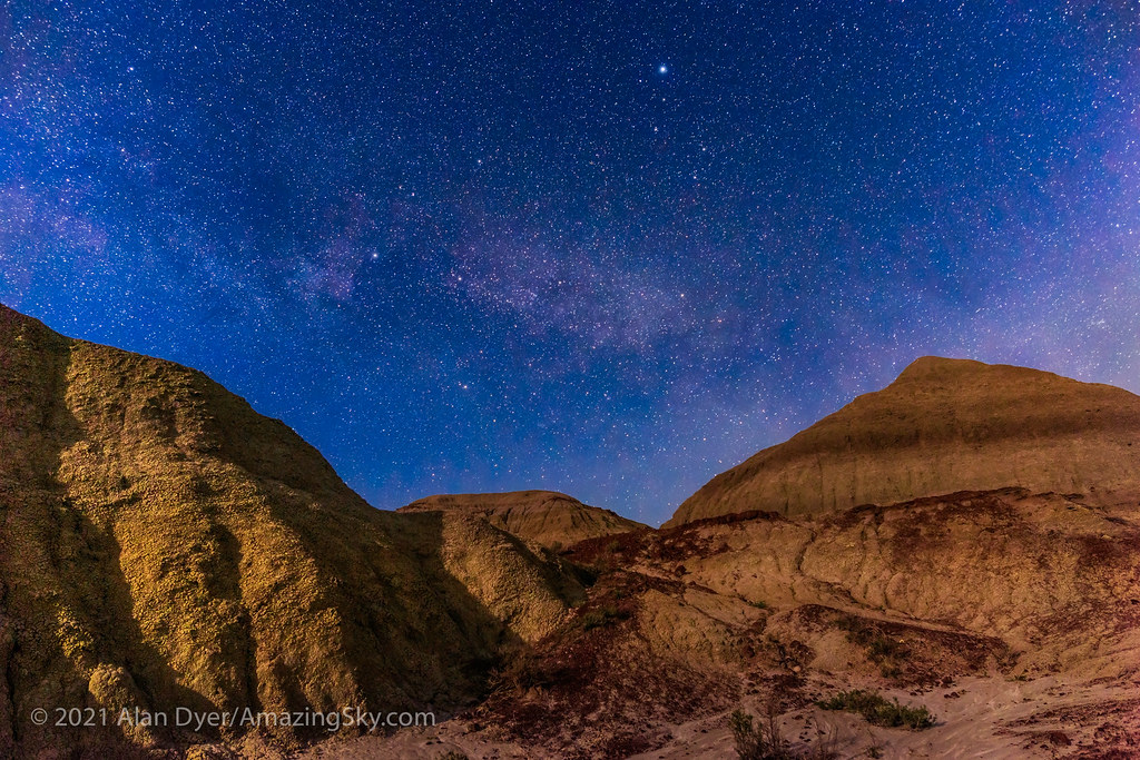 Imagen de la Vía Láctea y las estrellas Deneb y Vega